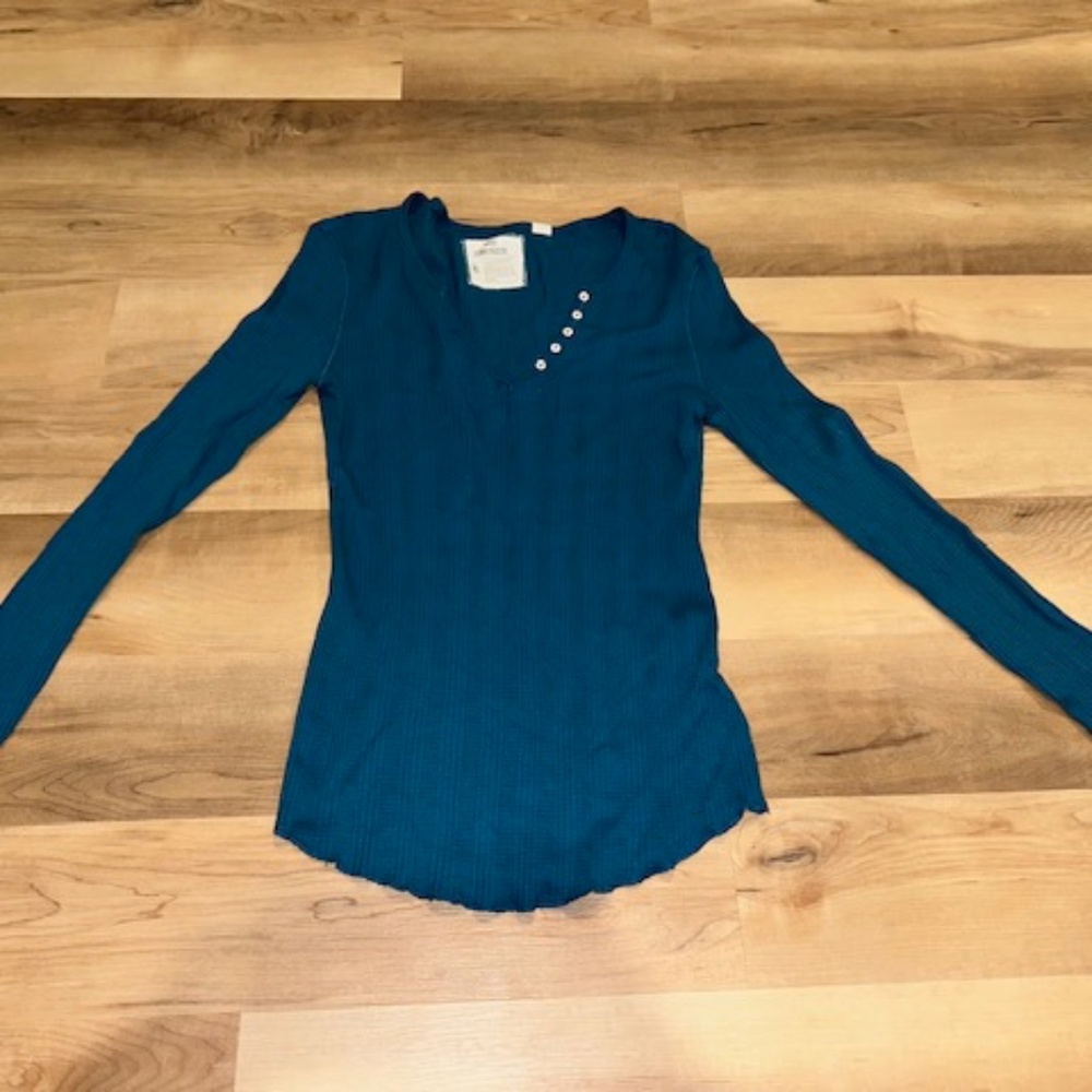 Vintage Y2K Women's top. Size XL. Energie. Long sleeved V neck Henley. Excellent